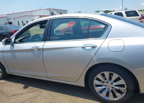 2013 Honda Accord Touring z USA, uszkodzony, nr VIN 1HGCR3F95DA041302